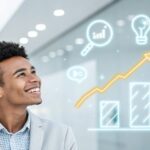 Google広告の成果を示す右肩上がりのグラフと分析アイコンを笑顔で見上げる若いビジネスパーソン